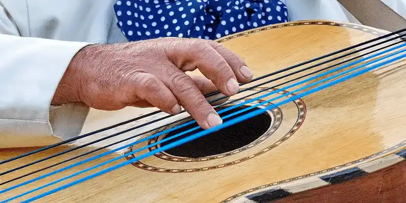 El guitarrón, uno-de-los instrumentos del mariachi