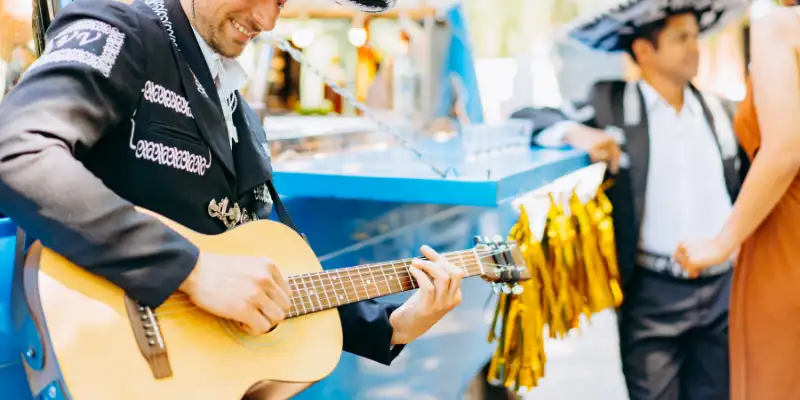 La guitarra española, uno de los instrumentos del mariachi